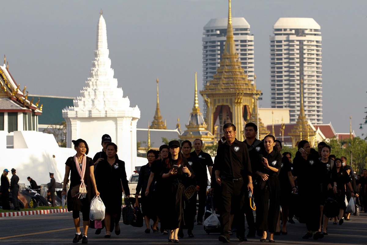 Bien nguoi nghen ngao tien biet Vua Bhumibol trong dam tang the ky-Hinh-7